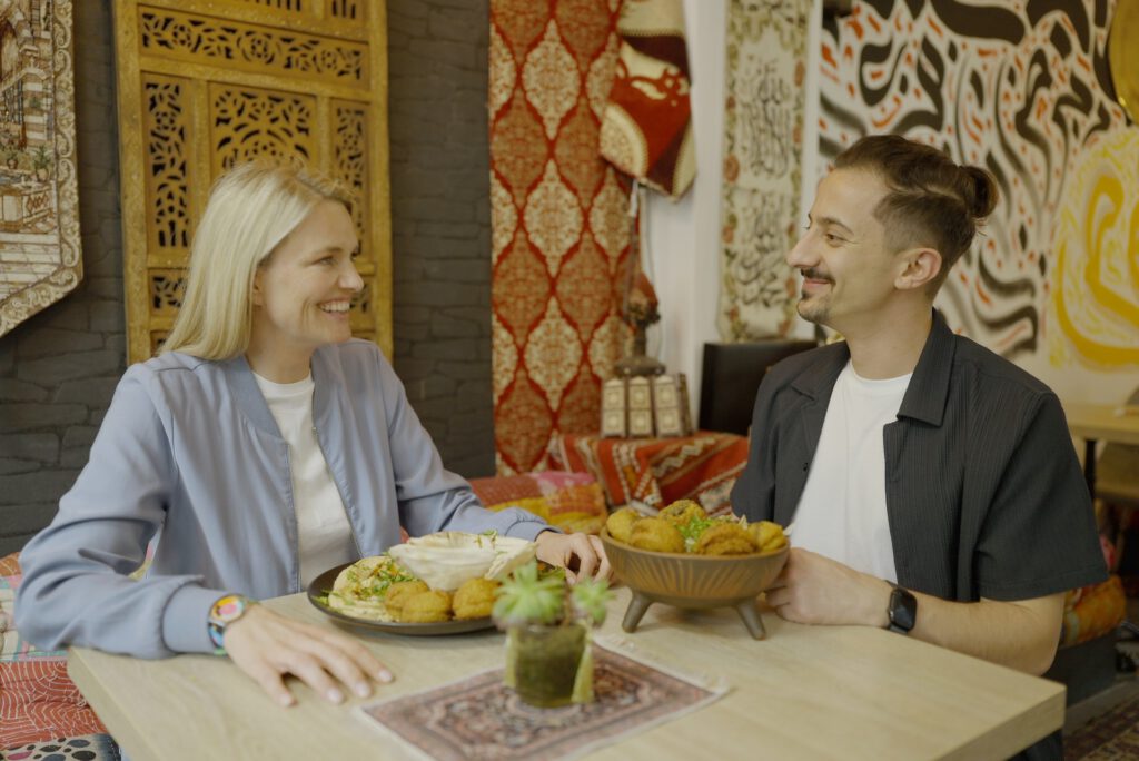 Sarah Tacke im Interview zu "Am Puls 10 Jahre Wir schaffen das"