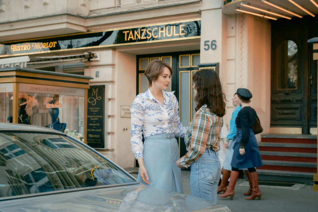 Maria Ehrich im Interview zu Ku'damm 77 mit Andrea Zschocher