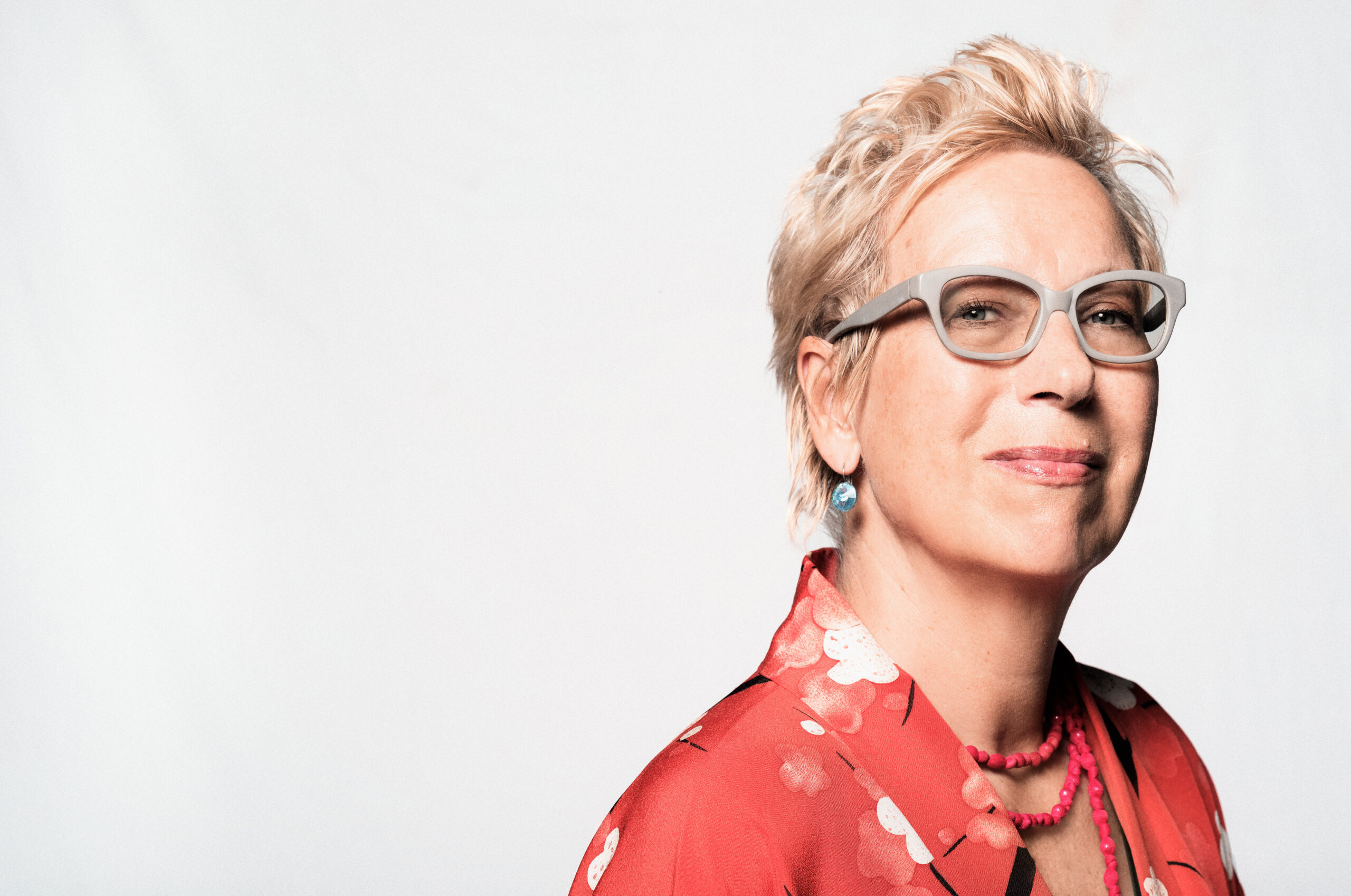 Doris Dörrie: „Es wird uns furchtbar auf die Füße fallen, wenn wir merken: Ich war oft in meiner Lebenszeit gar nicht wirklich anwesend in meinem Leben.“